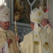 Bp Marek Solarczyk otrzymał pastorał, symbol władzy pasterskiej, który nosił bp Edward Materski, pierwszy ordynariusz radomski.