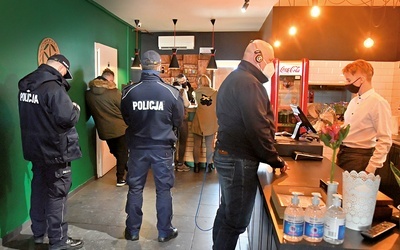 Pracownicy sanepidu w asyście policjantów kontrolują przyjmujące klientów restauracje i bary.