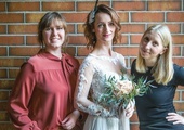 Marta Sławuta (z lewej) i Natalia Michalska, sprzedając używane suknie ślubne, zbierają pieniądze na pomoc chorym dzieciom.
