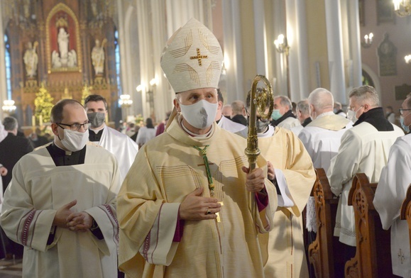 Bp Marek Solarczyk wcześniej prawnie, a teraz podczas ingresu objął rządy w diecezji radomskiej.