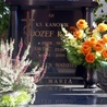 Na grobie zmarłego proboszcza często stoją kwiaty i znicze.