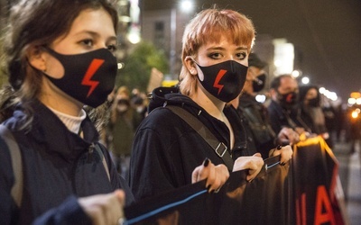 Po wczorajszej decyzji TK w Polsce rozpoczęła się kolejna fala protestów.