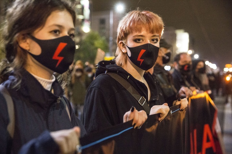 Po wczorajszej decyzji TK w Polsce rozpoczęła się kolejna fala protestów.