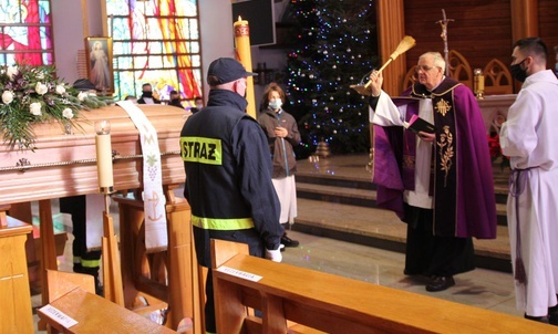 Ks. Stanisław Olejak przy trumnie swojego brata śp. ks. Juliusza Olejaka.