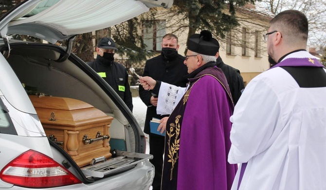 Ks. proboszcz Janusz Gacek przy trumnie ks. Juliusza Olejaka, przywiezionej z Opola, gdzie zmarły spędził ostatnie lata życia.