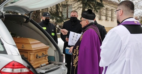 Ks. proboszcz Janusz Gacek przy trumnie ks. Juliusza Olejaka, przywiezionej z Opola, gdzie zmarły spędził ostatnie lata życia.