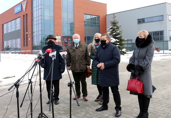 W konferencji prasowej wzięli udział parlamentarzyści (od lewej): Marek Suski, Dariusz Bąk, Agnieszka Górska, Wojciech Skurkiewicz i Anna Kwiecień.