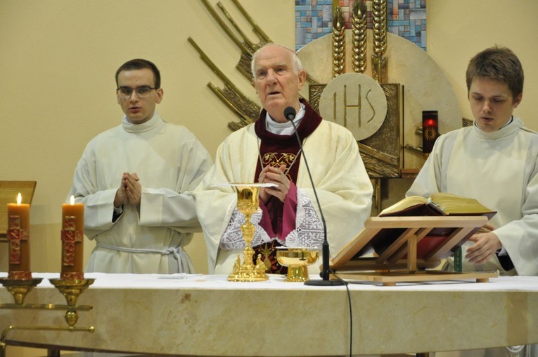 Biskup w czasie Mszy św. w seminaryjnej kaplicy.