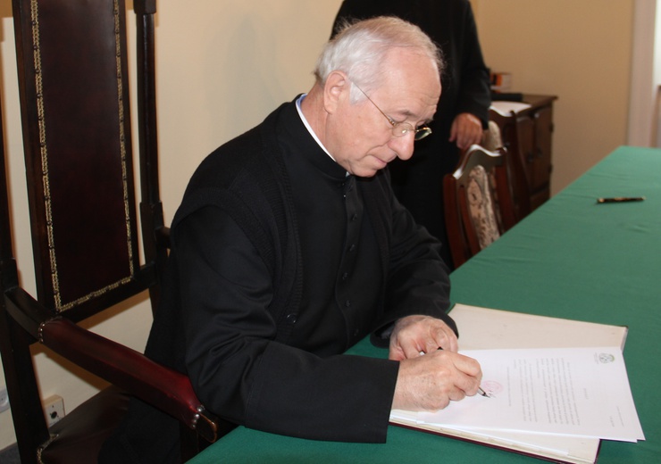 Biskup Dziuba skierował do osób konsekrowanych list.
