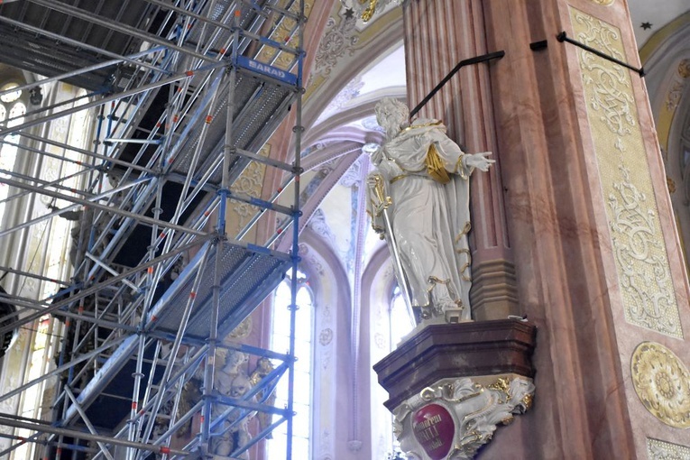 Kolejny etap prac przy renowacji obrazów i fresków w świdnickiej katedrze