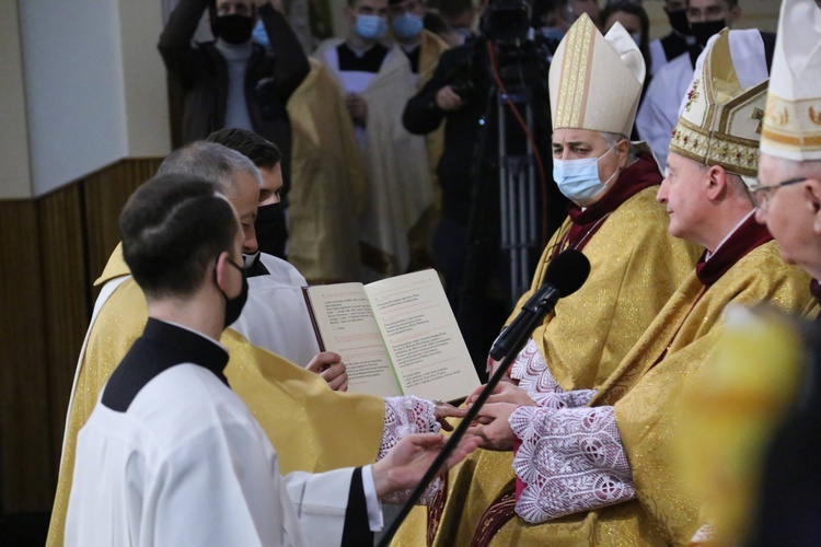 Święcenia biskupie ks. Artura Ważnego