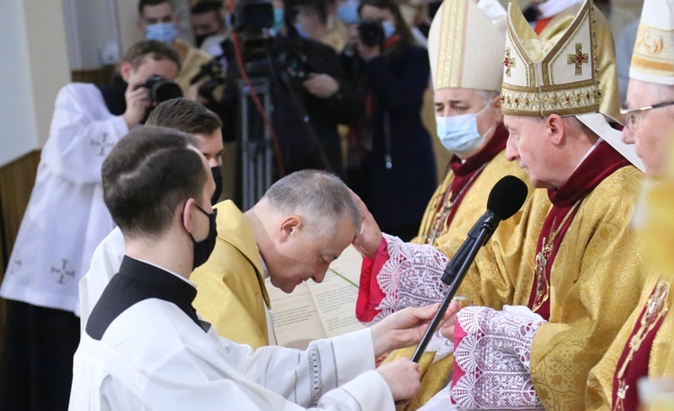 Święcenia biskupie ks. Artura Ważnego