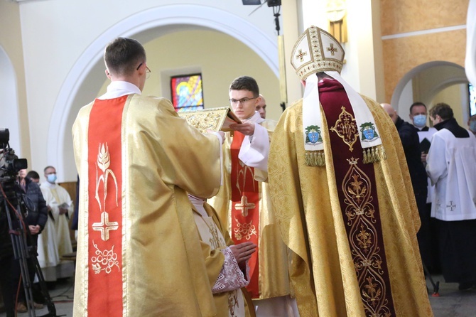 Święcenia biskupie ks. Artura Ważnego