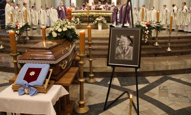 Abp Skworc na pogrzebie prof. Franciszka Kokota: Wiara dawała mu siłę do znoszenia przeciwności i wytrwania w ogniu prób