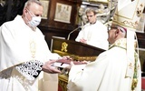 Biskup otrzymaną od Apostolstwa Trzeźwości księgę przekazał proboszczowi katedry.