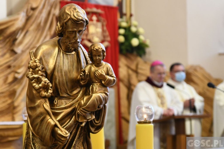 Gorzów Wlkp. Modlitwa biskupa z Bractwem św. Józefa