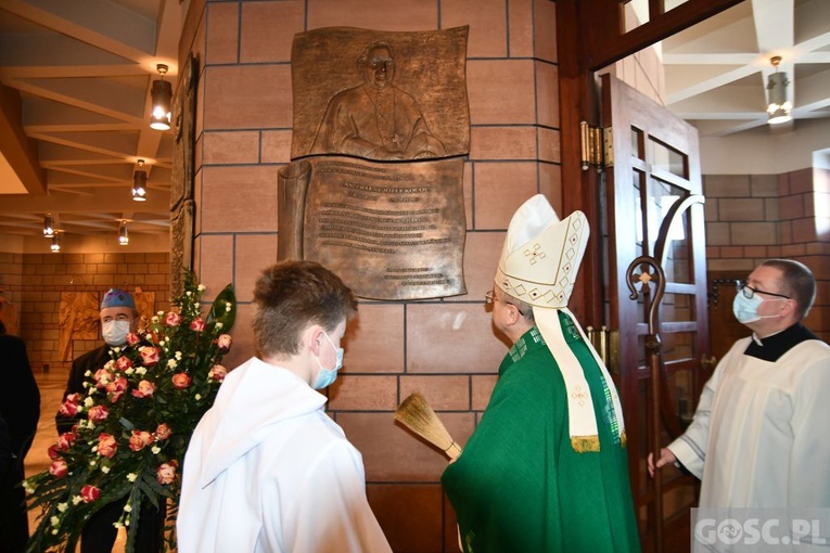 Odsłonięcie pamiątkowej tablicy poświęconej śp. ks. Józefowi Kocołowi