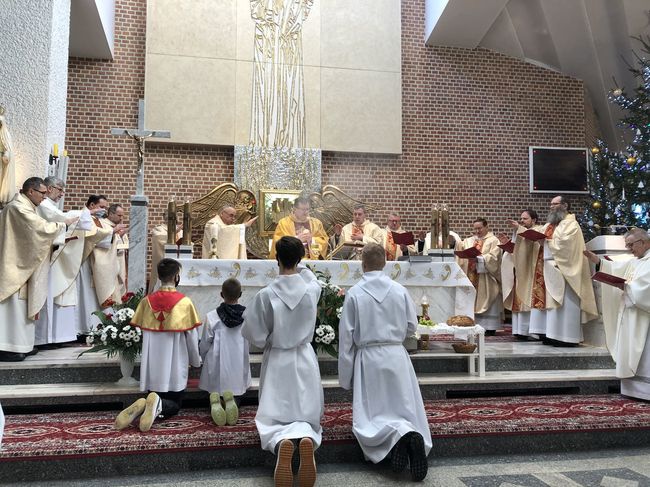 Jubileuszowa Eucharystia w parafii Trójcy Przenajświętszej w Stalowej Woli.