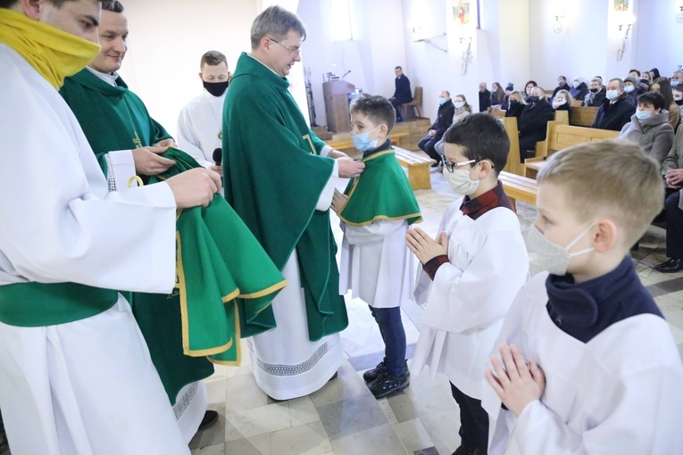Przyjęcie nowych ministrantów w Męcinie