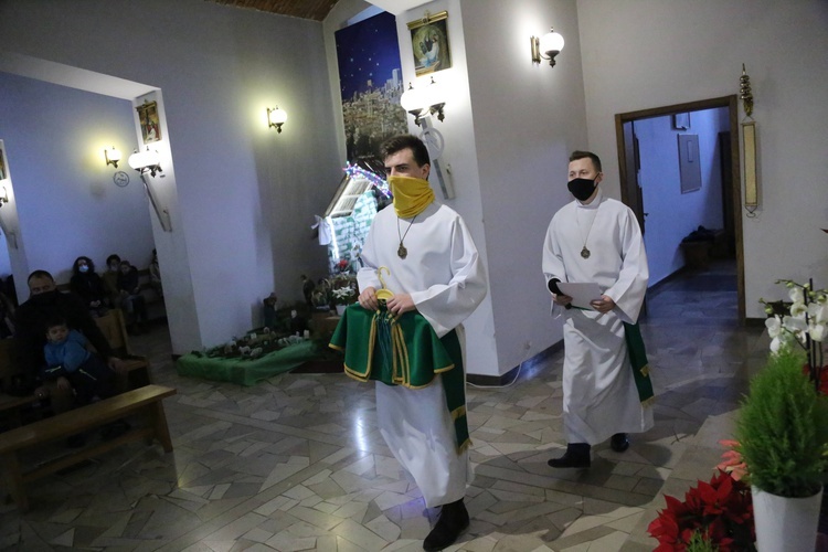 Przyjęcie nowych ministrantów w Męcinie