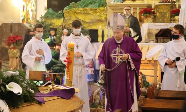 Uroczystościom pogrzebowym w Pruchnej przewodniczył bp Adam Wodarczyk z Katowic.