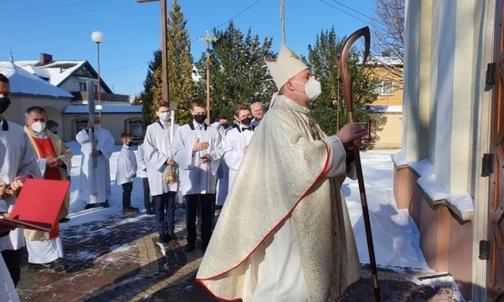 Uroczystości liturgicznego otwarcia Roku św. Jakuba dokonał trzykrotnym uderzeniem pastorału w drzwi kościoła bp Piotr Turzyński.