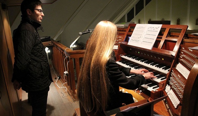 Katarzyna Frankowska i jej nauczyciel Michał Duźniak podczas organowego koncertu kolędowego.