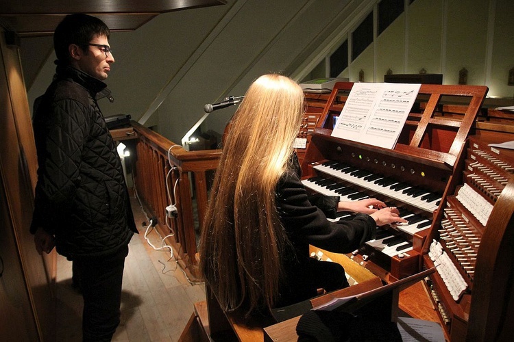 Katarzyna Frankowska i jej nauczyciel Michał Duźniak podczas organowego koncertu kolędowego.