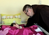 Facebook dopuścił reklamę o. Filipa Buczyńskiego o hospicjach perinatalnych