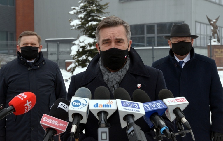 Uczestnicy konferencji przed siedzibą Fabryki Broni w Radomiu (od lewej): Wojciech Skurkiewicz, Zbigniew Gryglas i Marek Suski.