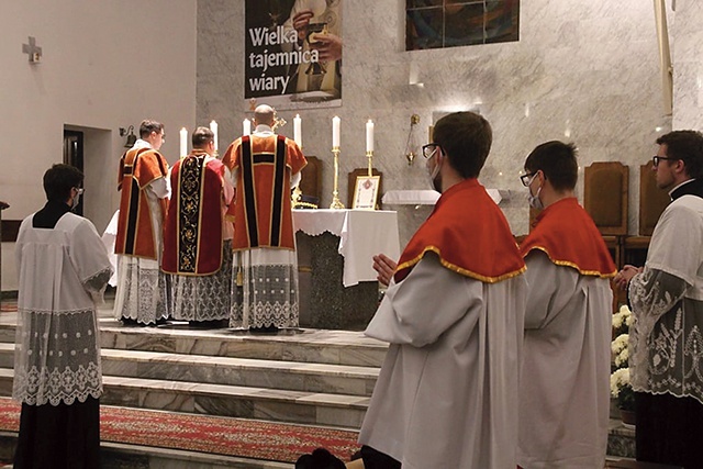 Msza św. sprawowana jest według Mszału rzymskiego z 1962 roku.