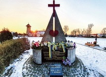 	Kwiaty przy pomniku pamięci poległych i internowanych w czasie II wojny światowej.