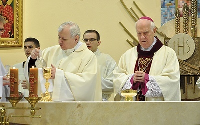 Przy ołtarzu obok bp. Ignacego modlili się rektor WSD i pozostali przełożeni.