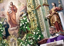 Przeor świdnickich paulinów w czasie przygotowania do zawierzenia diecezji Opiekunowi Matki Bożej i Jezusa.