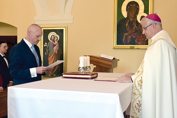 Moment złożenia przysięgi przed przyjęciem święceń diakonatu odbył się w prywatnej kaplicy biskupiej.