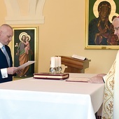 Moment złożenia przysięgi przed przyjęciem święceń diakonatu odbył się w prywatnej kaplicy biskupiej.