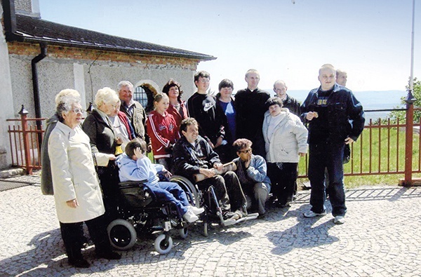 Co roku grupa pielgrzymuje na Górę Igliczną do sanktuarium Matki Boskiej Pocieszenia.