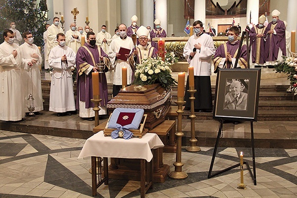 ►	Abp Wiktor Skworc przed trumną profesora Kokota.