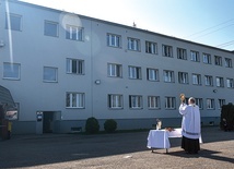 ►	Ksiądz proboszcz Krzysztof Tabath prowadził nabożeństwa pod oknami Ośrodka Matka Boża Uzdrowienie Chorych.
