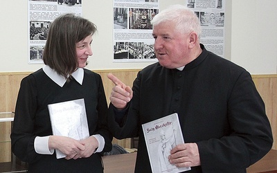 	Autorka publikacji z ks. kustoszem Stanisławem Morawą.