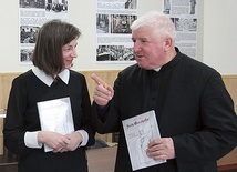 	Autorka publikacji z ks. kustoszem Stanisławem Morawą.