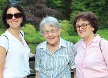 Danuta Boba (w środku),  niezłomna prekursorka nauczania domowego  w czasach komunizmu. Z córkami – z lewej 	Bożena Boba-Dyga, 	z prawej Bogumiła Boba.