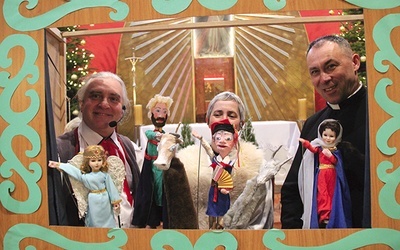 	Od lewej: Piotr Piecha, Teresa Piecha i ks. Zygmunt Mizia  z jasełkowymi kukiełkami.