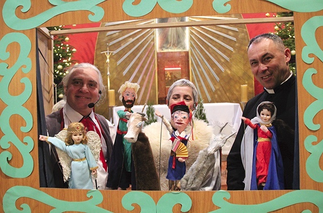 	Od lewej: Piotr Piecha, Teresa Piecha i ks. Zygmunt Mizia  z jasełkowymi kukiełkami.
