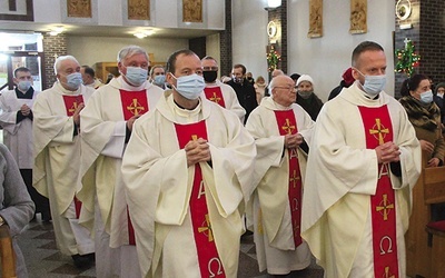 ▲	Wspólnota salezjańska w drodze na Eucharystię.