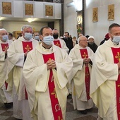 ▲	Wspólnota salezjańska w drodze na Eucharystię.