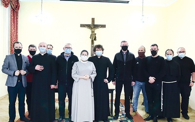 Pamiątkowe zdjęcie z przewodnikami nowych grup PPL. 