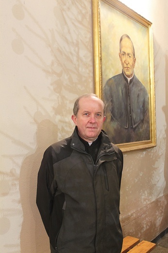 ◄	Ks. Stanisław przy podobiźnie bł. Bronisława Markiewicza w kościele pw. św. Tekli w Pławnej.