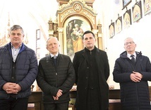 Ks. Marian Chełmecki z panami (od lewej): Wiesławem, Antonim i Andrzejem.