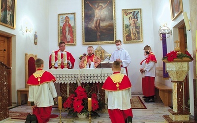 Tegorocznej sumie odpustowej przewodniczył ks. Krzysztof Pach z Krościenka w koncelebrze z grywałdzkim proboszczem ks. Bogumiłem Bednarkiem.